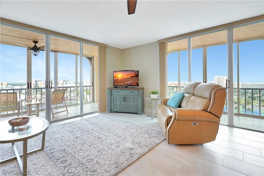 Creciente Condo East