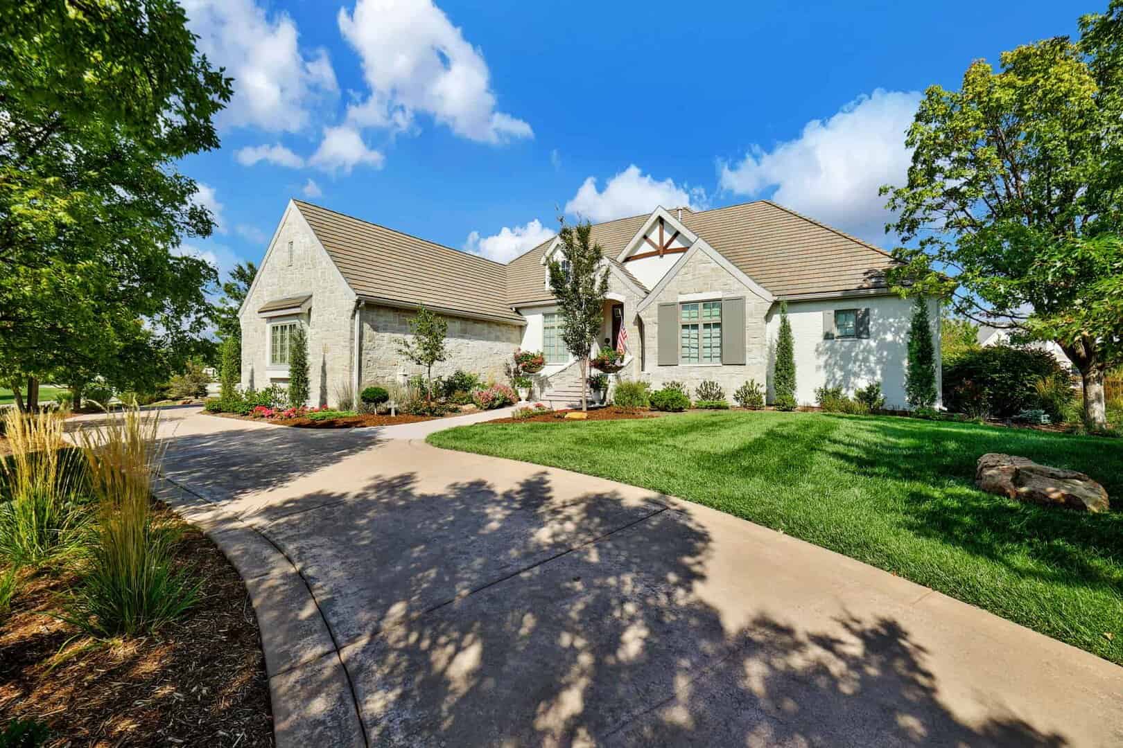 Listings for Reese Bayliff