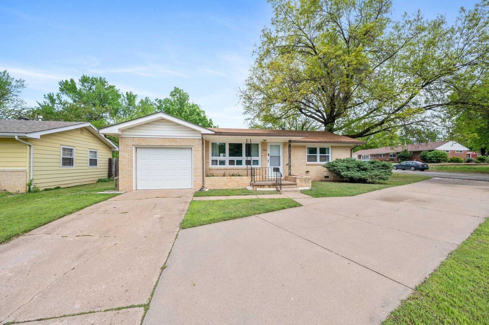 Listings for Charissa Bozarth