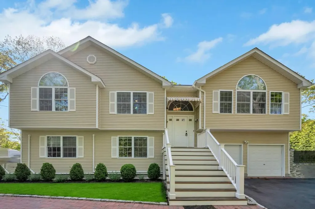 Hampton Homes Under $2M