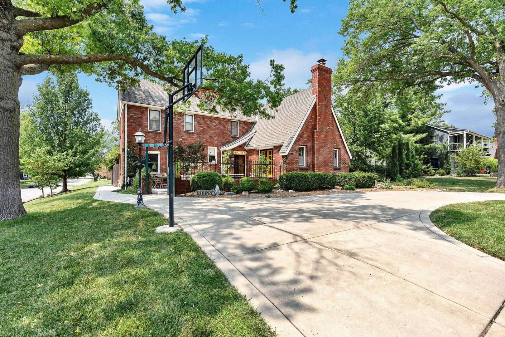 Listings for Clint Helm