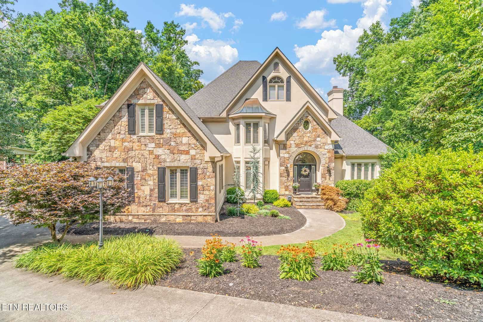 Listings for Hayley Relford