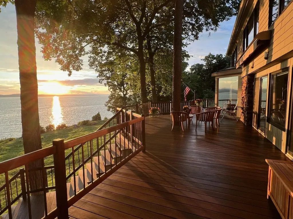 Lakefront Homes with 1+ Acres