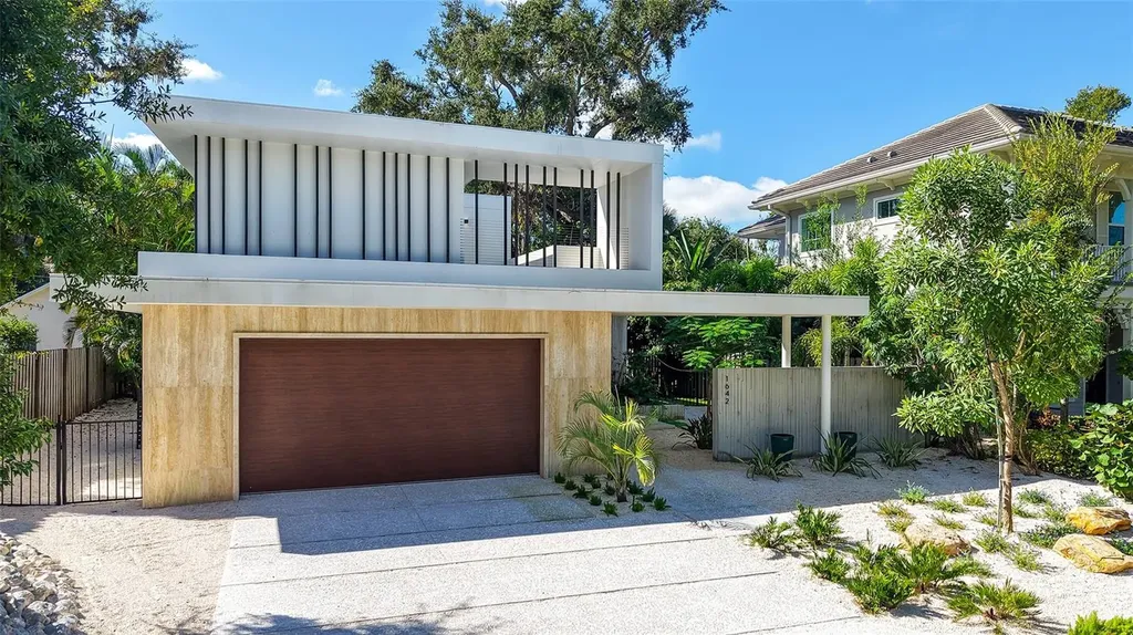 Listings for Victoria Lear