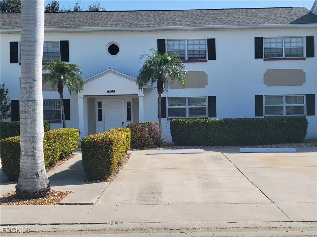 Myerlee Esquire Courts Condo
