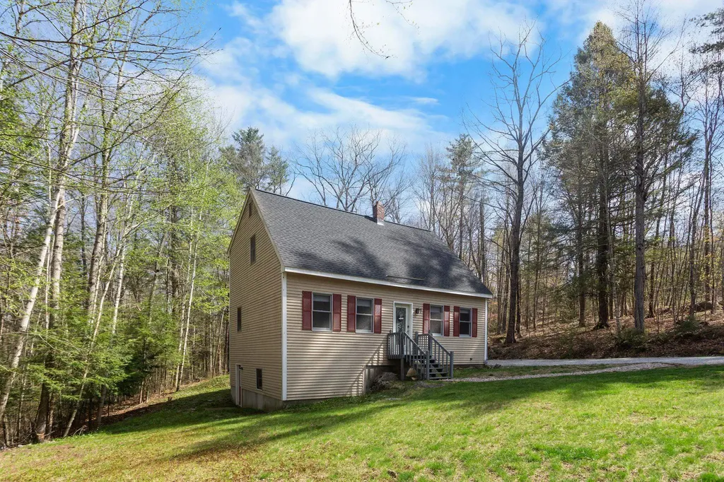 Homes for Sale in Weare NH Under $500K